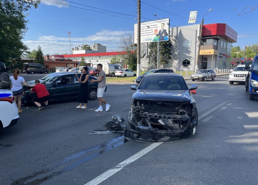В Твери столкнулись две иномарки, есть пострадавшие