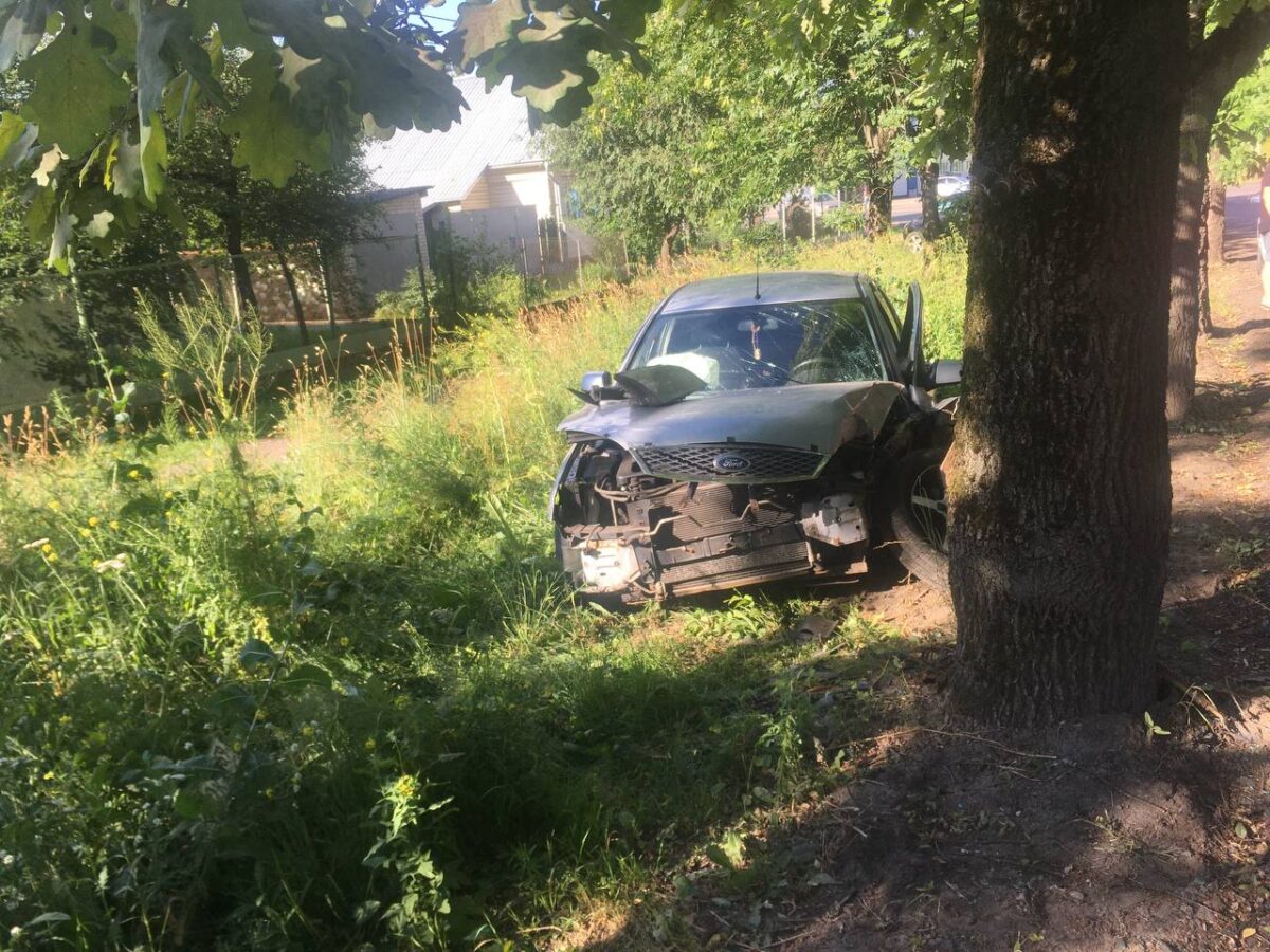 В Твери иномарка влетела в дерево: 5-летнюю пассажирку увезли на "скорой"