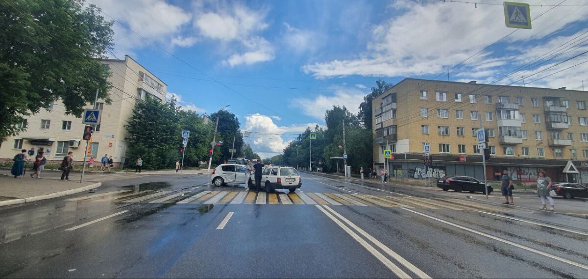 "Фольксваген" и "Рено" не поделили дорогу в Твери
