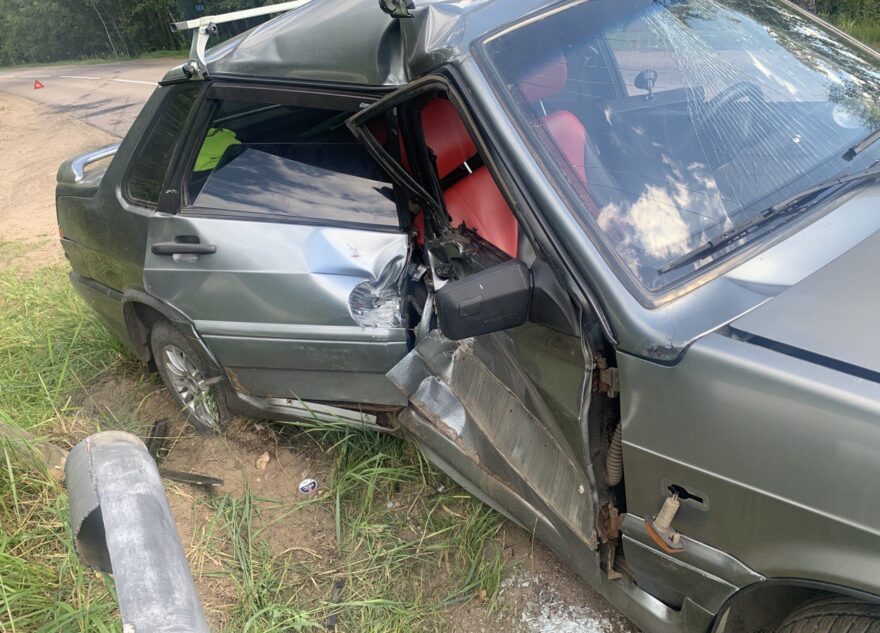 В Тверской области отечественная легковушка влетела в "отбойник"