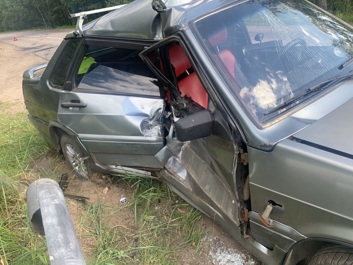 В Тверской области отечественная легковушка влетела в "отбойник"