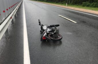 Мотоциклист "налетел" на отбойник на трассе в Тверской области Мотоциклист "налетел" на отбойник на трассе в Тверской области