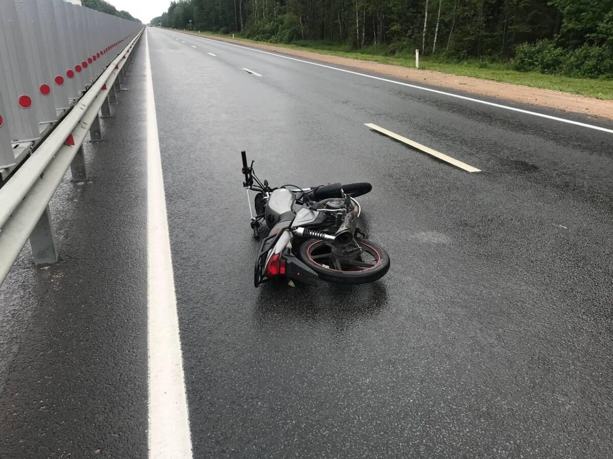 Мотоциклист "налетел" на отбойник на трассе в Тверской области