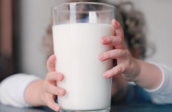 В молоке, продаваемом в магазинах Тверской области, нашли стерины