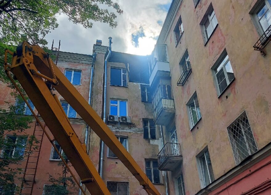 Обваливающуюся людям на головы стену дома в Твери починили куском ткани Обваливающуюся людям на головы стену дома в Твери починили куском ткани