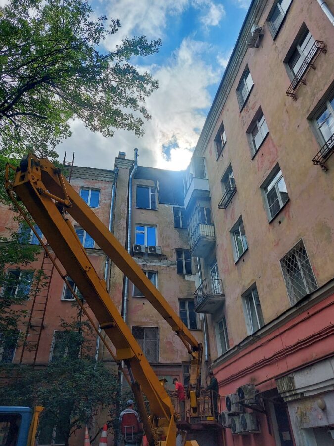 Обваливающуюся людям на головы стену дома в Твери починили куском ткани