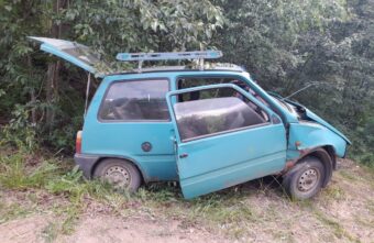 "Ока" сбила велосипедиста и протаранила столб в Тверской области