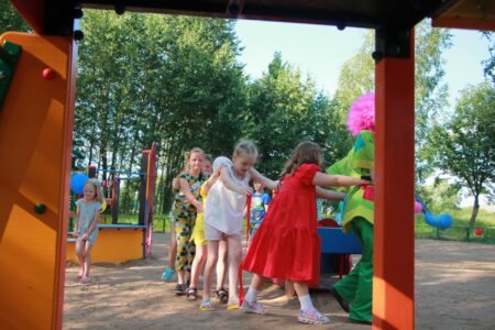 В Тверской области построили новую современную детскую площадку по поручению губернатора