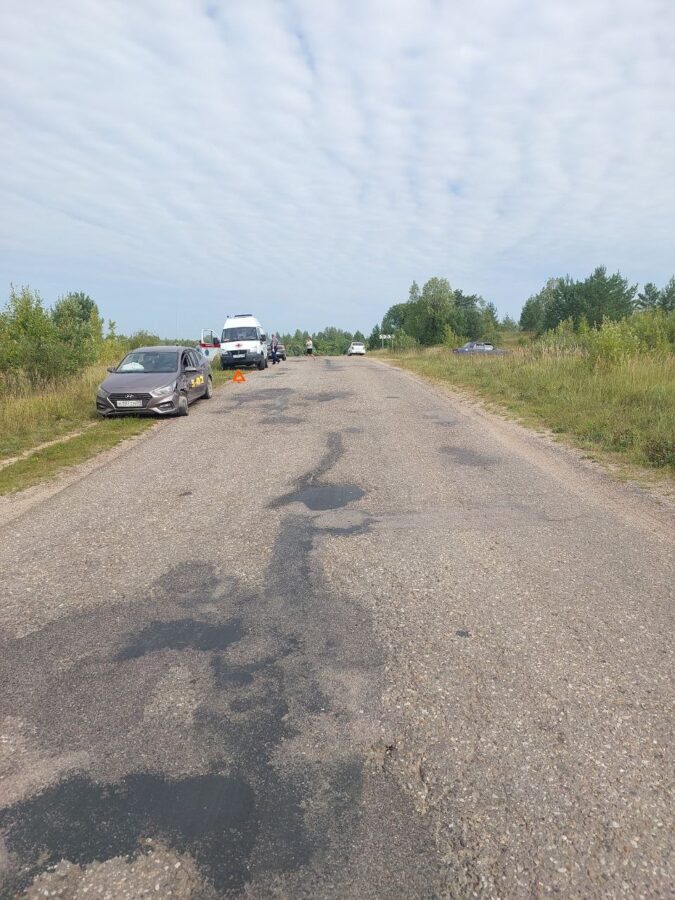 Между деревнями в Тверской области разбились две иномарки