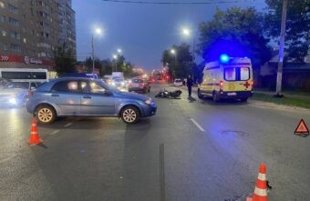 В Твери мотоциклист попал под легковушку