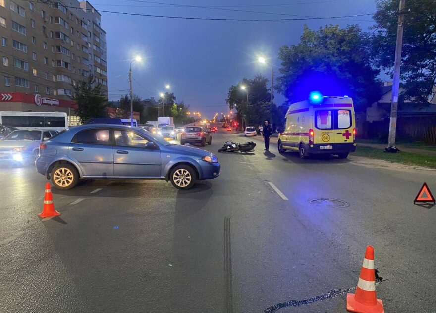 В Твери мотоциклист попал под легковушку