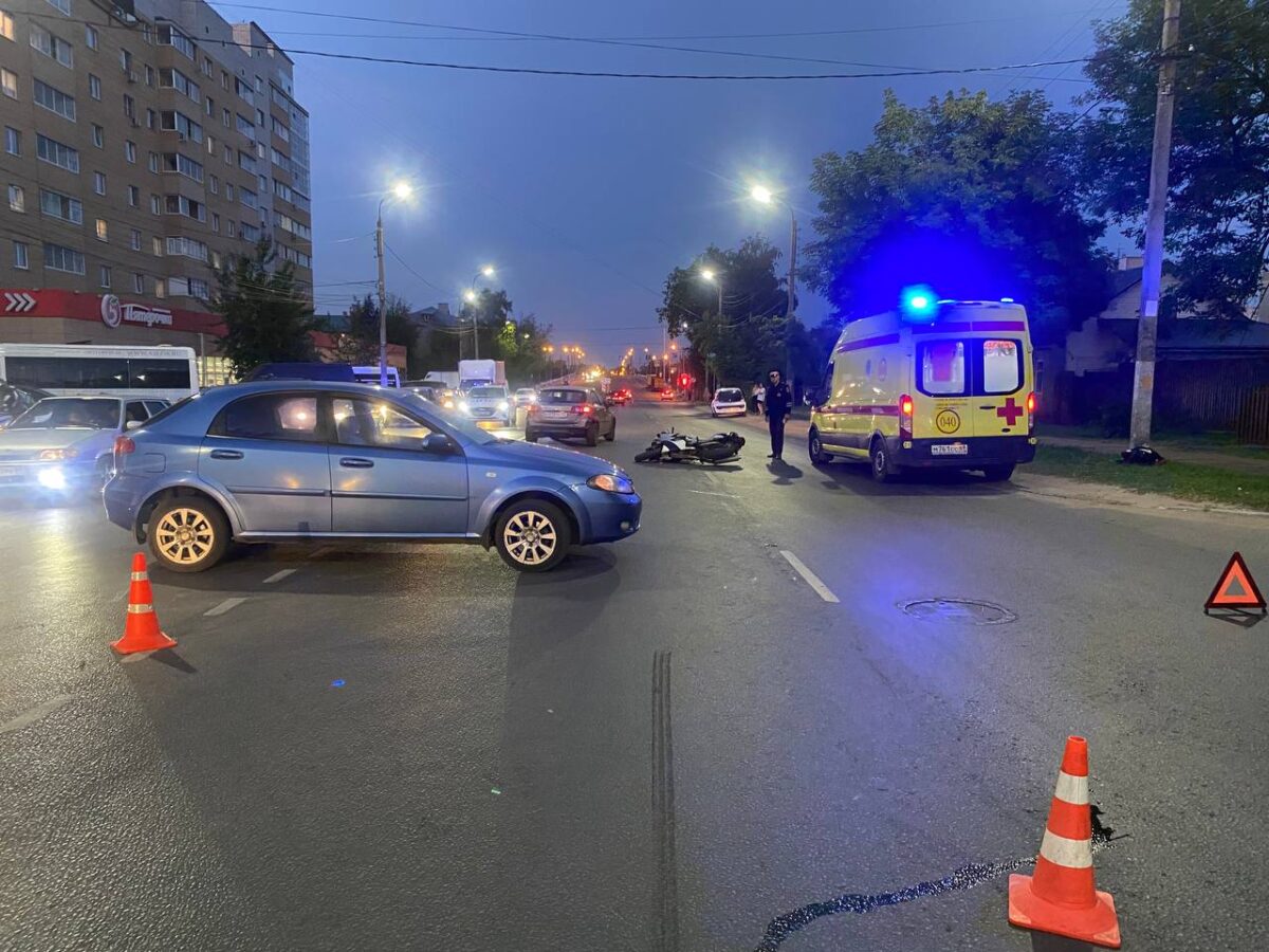 В Твери мотоциклист попал под легковушку