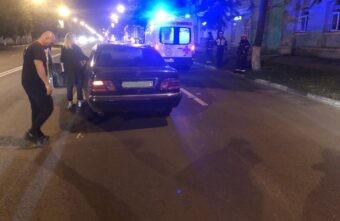 Ночью в Твери «Мерседес» сбил двух пешеходов Ночью в Твери «Мерседес» сбил двух пешеходов