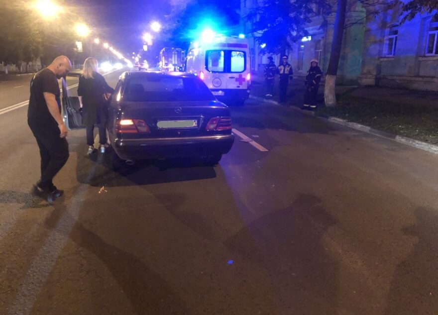 Ночью в Твери «Мерседес» сбил двух пешеходов