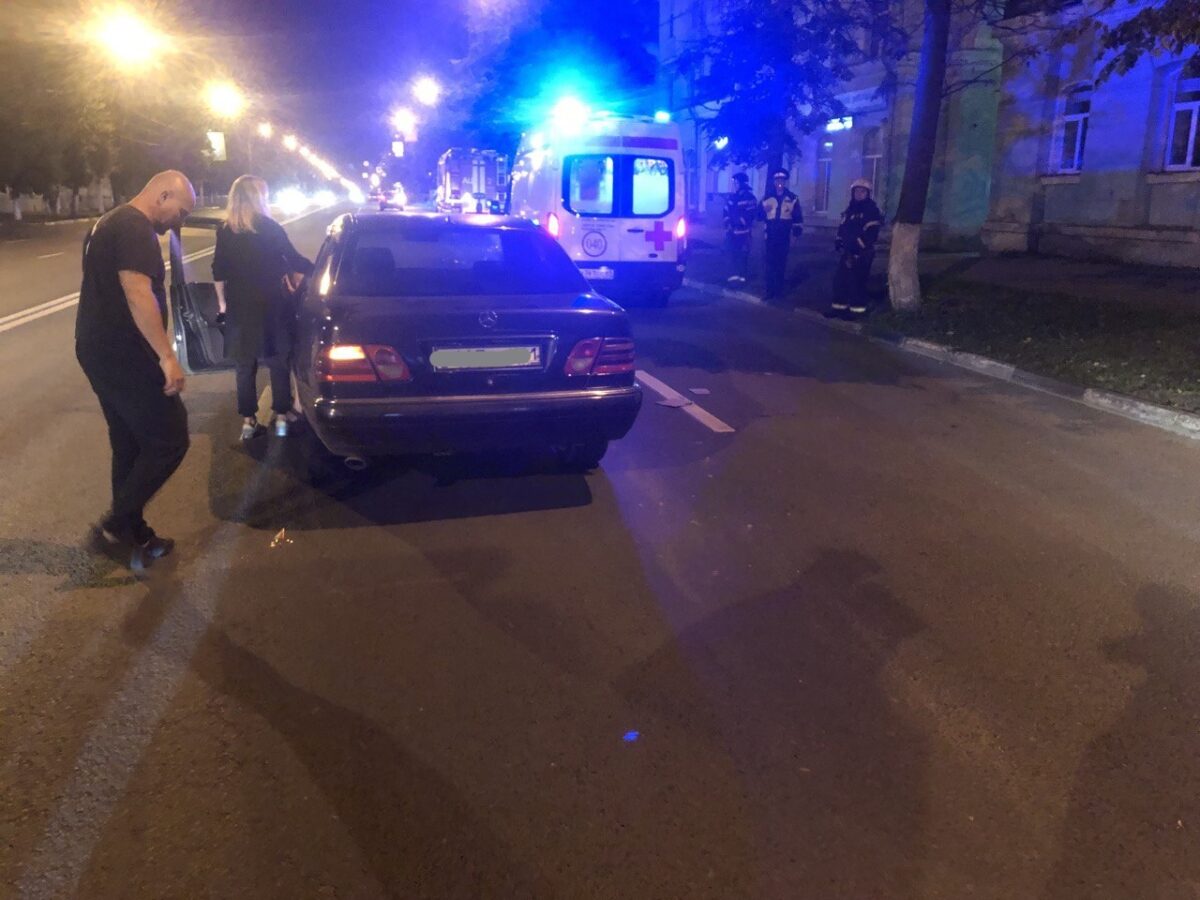 Ночью в Твери «Мерседес» сбил двух пешеходов