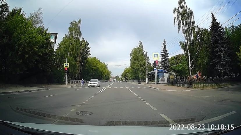 В Твери нашли водителя автомобиля с номерами чужого региона, чуть не сбившего женщину на переходе