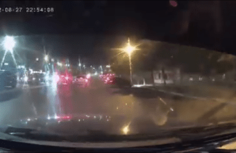 На видео попал момент ДТП в Твери, где легковушка въехала в дерево На видео попал момент ДТП в Твери, где легковушка въехала в дерево