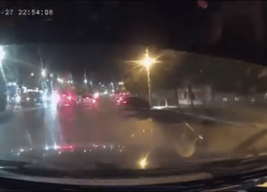 На видео попал момент ДТП в Твери, где легковушка въехала в дерево На видео попал момент ДТП в Твери, где легковушка въехала в дерево