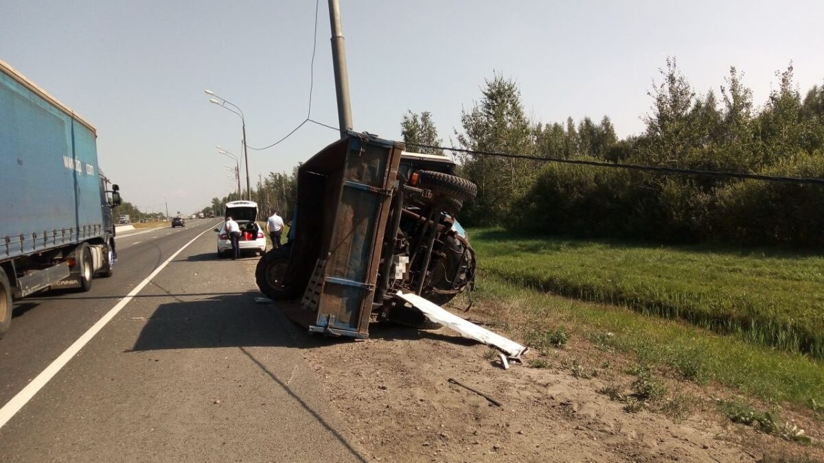 Водитель большегруза протаранил прицеп трактора на трассе под Тверью