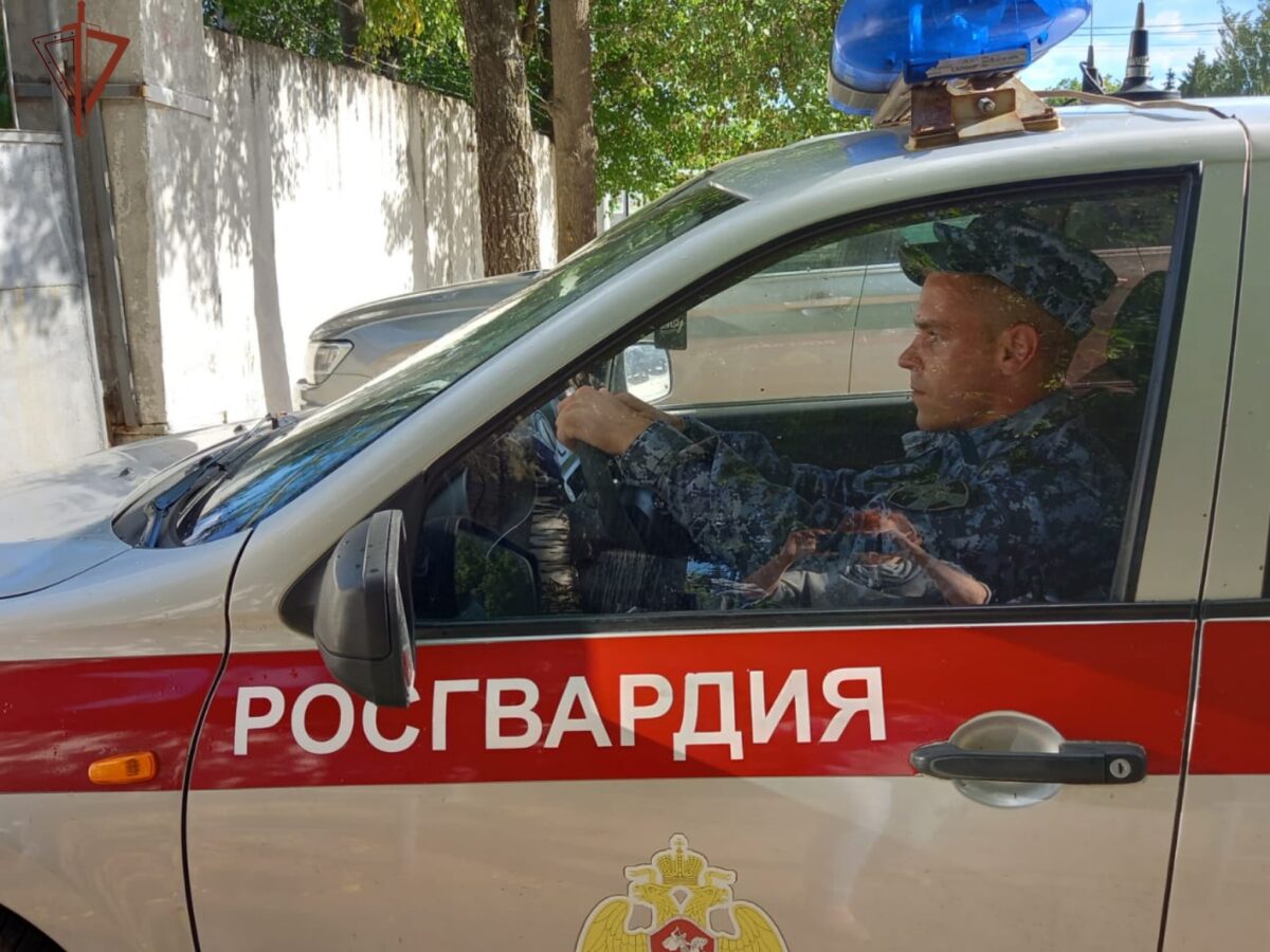 Житель Твери не смог незаметно вынести 72 банки пива из магазина