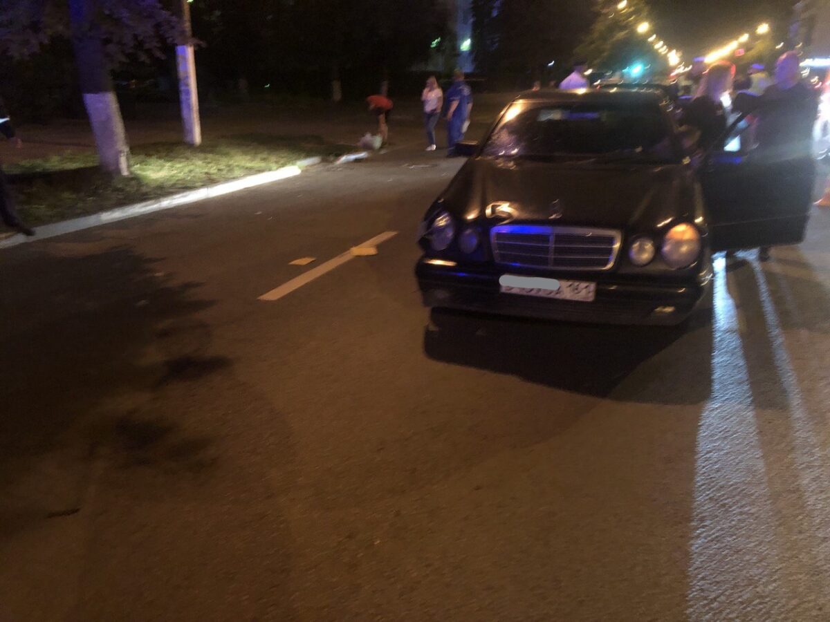 Ночью в Твери «Мерседес» сбил двух пешеходов