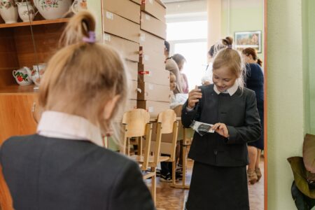 В Тверской области продолжается выдача комплектов школьной формы