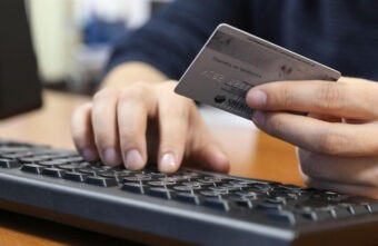 Работник птицефабрики в Тверской области украл деньги у своего товарища