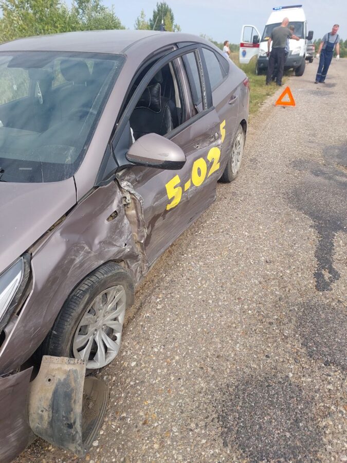 Между деревнями в Тверской области разбились две иномарки