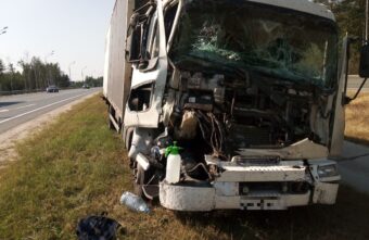 Водитель большегруза протаранил прицеп трактора на трассе под Тверью Водитель большегруза протаранил прицеп трактора на трассе под Тверью