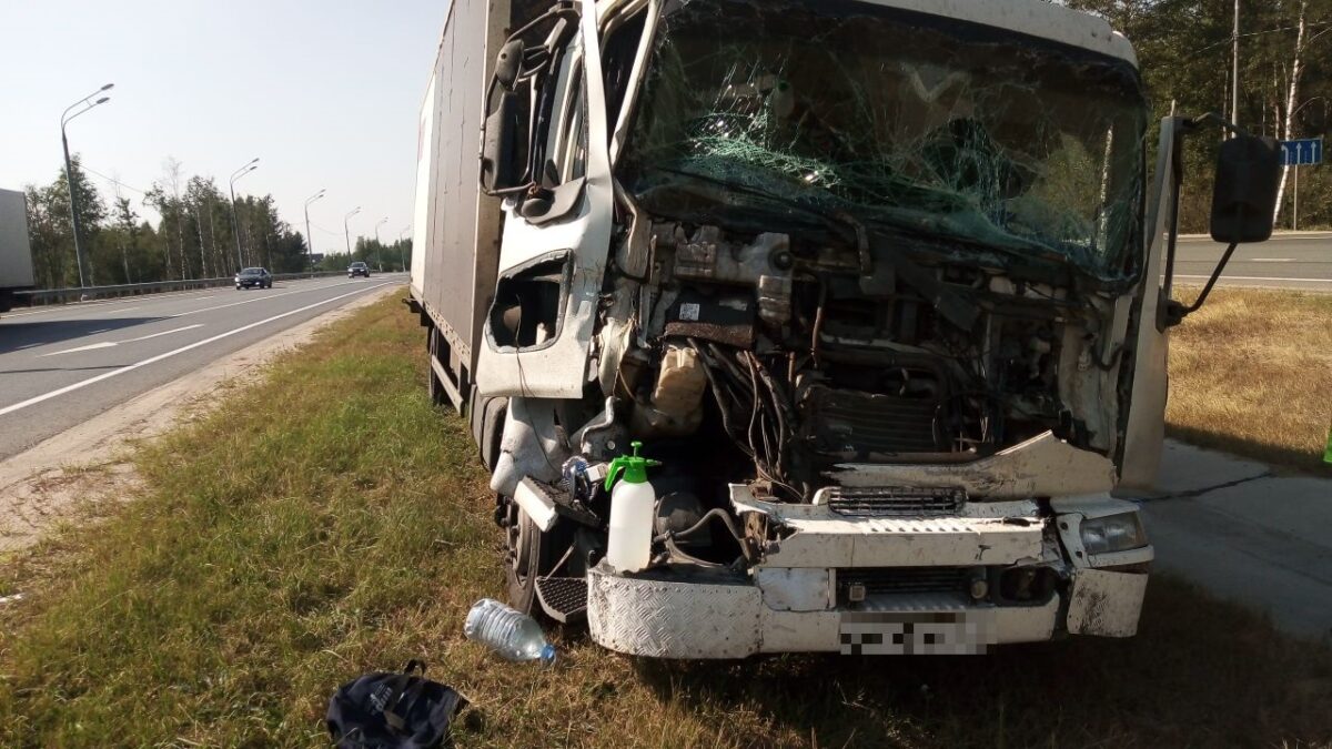 Водитель большегруза протаранил прицеп трактора на трассе под Тверью