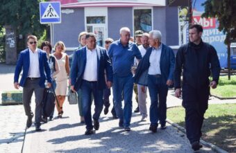 Игорь Руденя и Владимир Васильев посетили в Бердянске объекты социальной сферы и пообщались с местными жителями Игорь Руденя и Владимир Васильев посетили в Бердянске объекты социальной сферы и пообщались с местными жителями