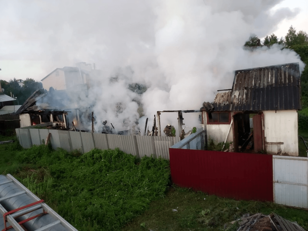 В Тверской области загорелось хозяйственное здание