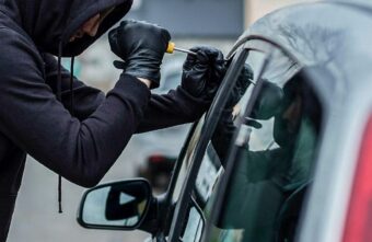 В Тверской области мужчина на 100 тысяч рублей украл вещей из автомобилей