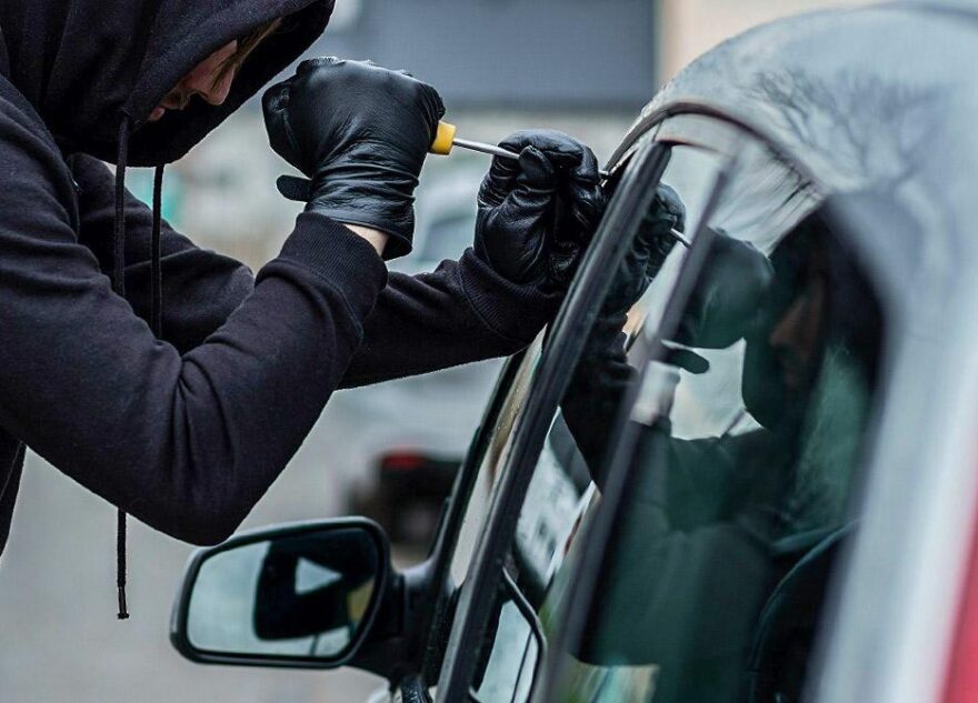 В Тверской области мужчина на 100 тысяч рублей украл вещей из автомобилей В Тверской области мужчина на 100 тысяч рублей украл вещей из автомобилей