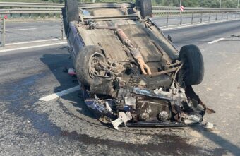 ВАЗ налетел на ограждение и перевернулся на трассе М-10 в Тверской области ВАЗ налетел на ограждение и перевернулся на трассе М-10 в Тверской области