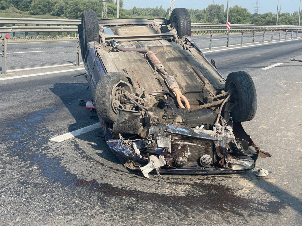 Перевернутые автомобили. Авария трасса м10 Тверская область. Авария на трассе м10 в Тверской. Перевернутая машина. ДТП С перевернутой машиной.