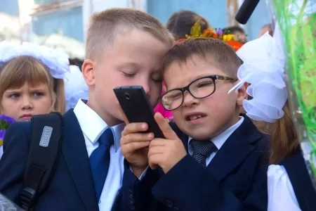 В российских школах запретили пользоваться мобильными телефонами В российских школах запретили пользоваться мобильными телефонами