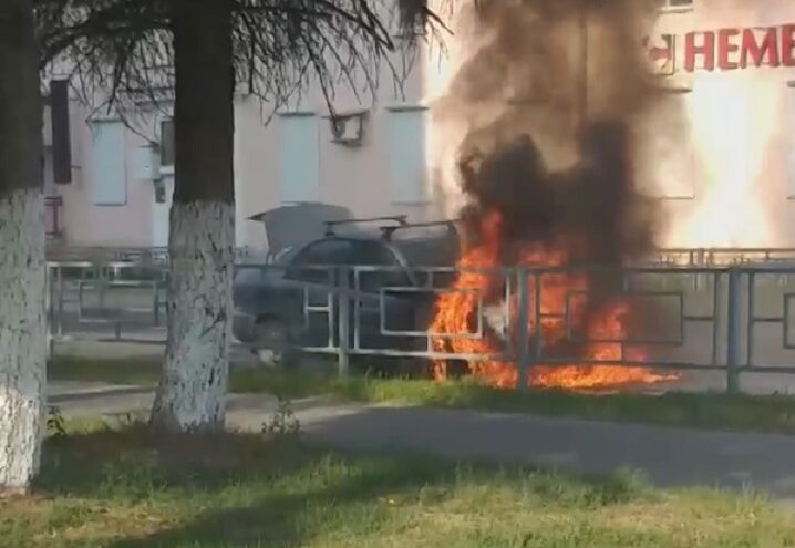 Утром в Твери загорелась иномарка