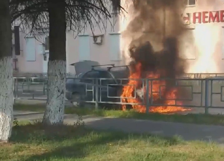 Утром в Твери загорелась иномарка