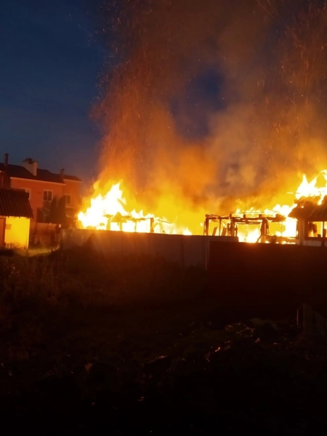 В Тверской области загорелось хозяйственное здание