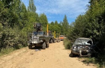 Водитель внедорожника пострадал в столкновении с лесовозом в Тверской области