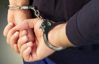 В Тверской области 24-летний парень сильно избил мужчину в его же квартире