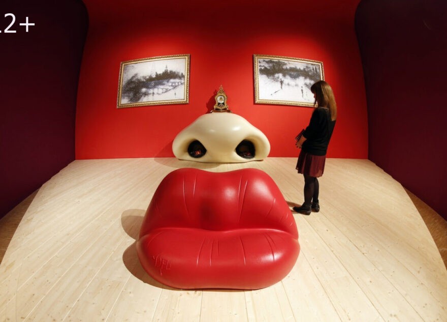 Жителей и гостей Твери приглашают посидеть на диване в форме губ