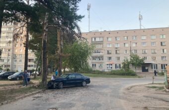 Водитель Volvo протаранил дерево в Твери Водитель Volvo протаранил дерево в Твери