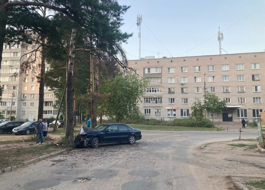 Водитель Volvo протаранил дерево в Твери