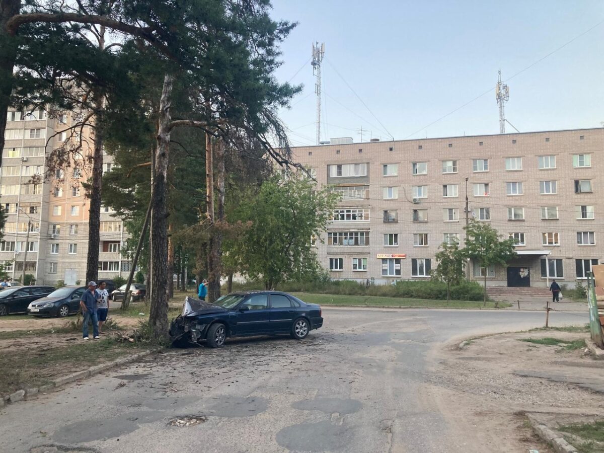 Водитель Volvo протаранил дерево в Твери