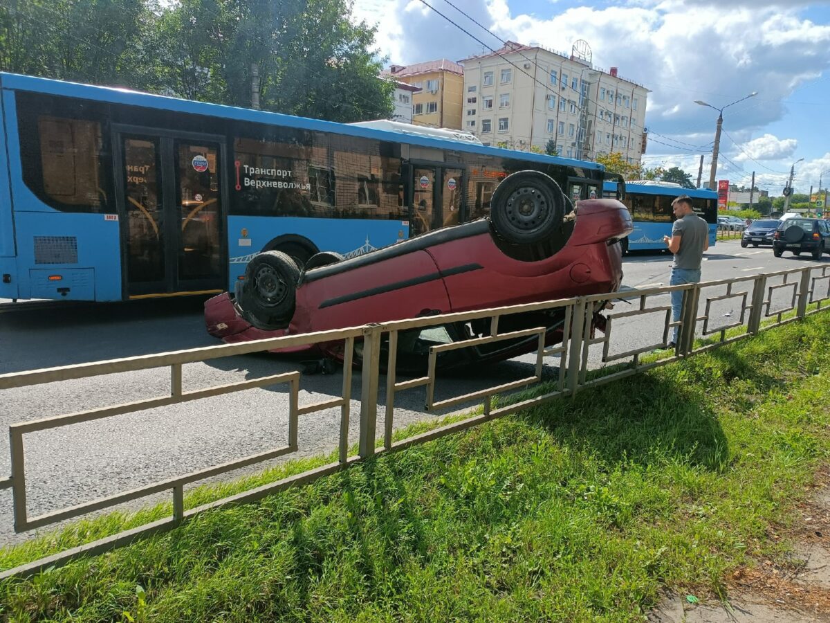 В серьёзном ДТП в Твери перевернулась легковушка | ТОП Тверь новости