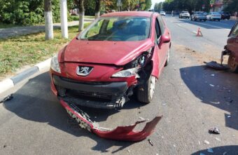 Два человека пострадали в столкновении четырёх автомобилей в Твери Два человека пострадали в столкновении четырёх автомобилей в Твери