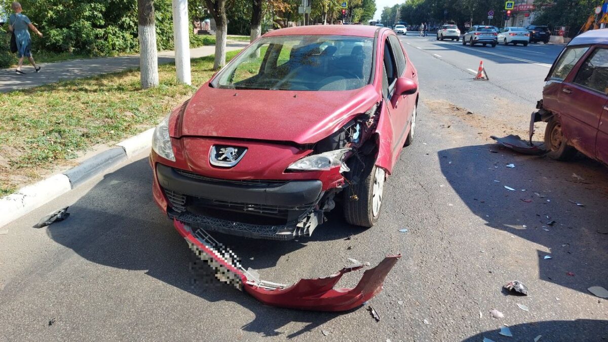 Два человека пострадали в столкновении четырёх автомобилей в Твери