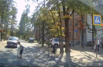 В Твери дети на самокатах развлекались, бросаясь под машины В Твери дети на самокатах развлекались, бросаясь под машины